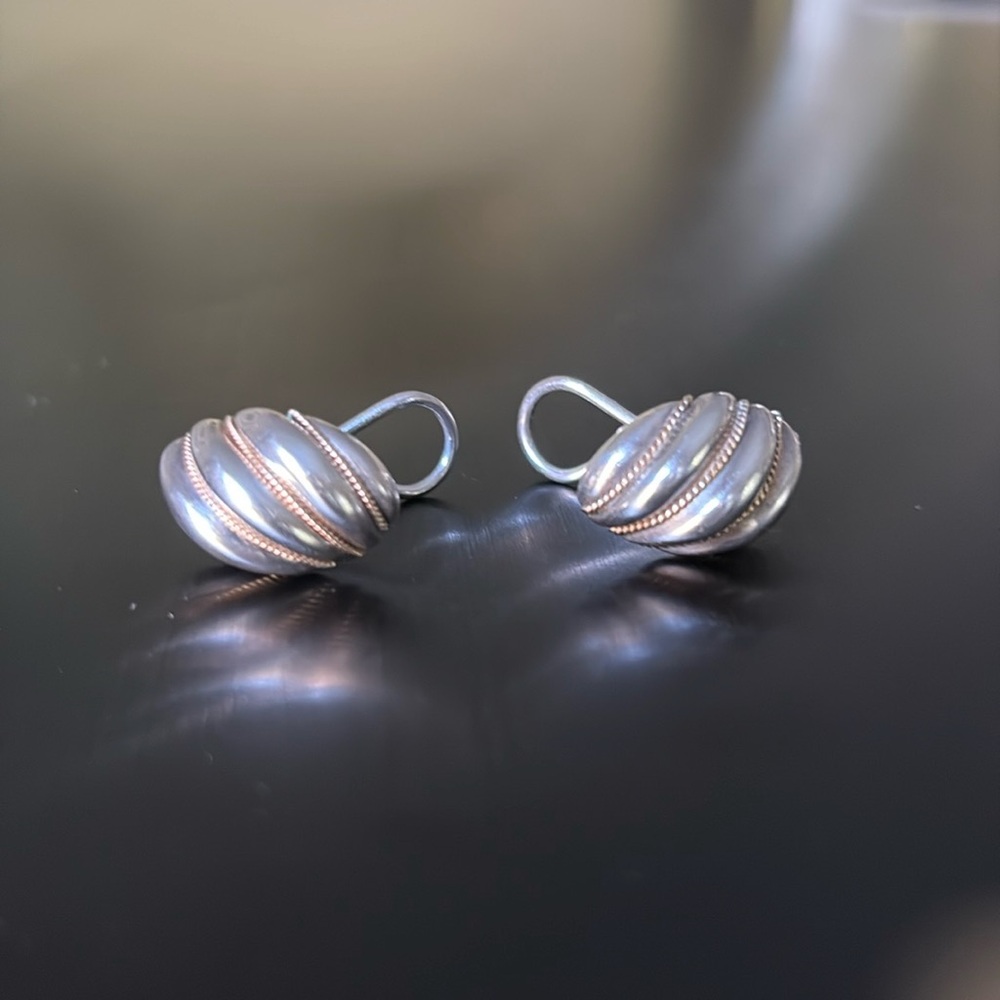 Tiffany and Company, Sterling, silver and 14 karat gold clip on earrings. - Picture 9 of 10